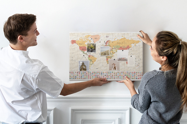 Tableau affichage liège Carte du monde avec drapeaux des pays en couleur