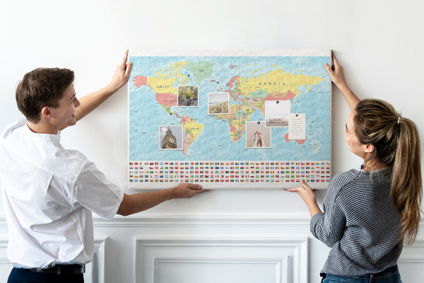 Tableau de liège Carte du monde avec drapeaux colorés.