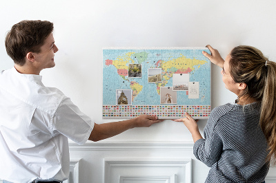 Tableau de liège Carte du monde avec drapeaux colorés.
