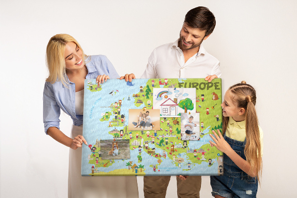 Tableau de liège Une carte colorée de l'Europe avec des icônes culturelles