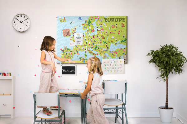 Tableau de liège Une carte colorée de l'Europe avec des icônes culturelles