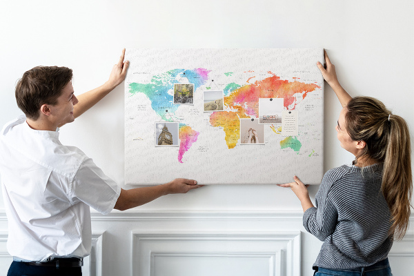 Tableau affichage liège Carte du monde colorée à l'aquarelle.