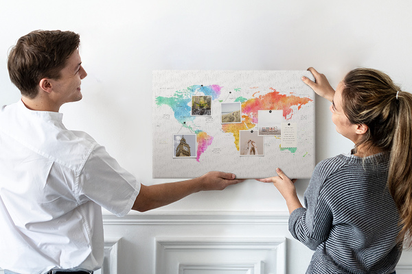 Tableau affichage liège Carte du monde colorée à l'aquarelle.