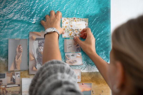 Tableau affichage liège Plage avec vagues et empreintes de pas