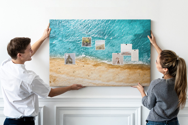 Tableau affichage liège Plage avec vagues et empreintes de pas