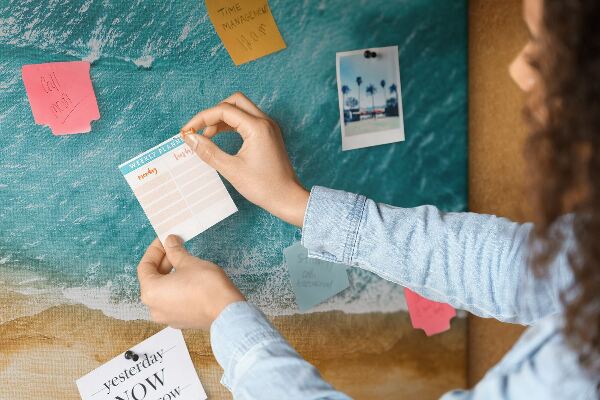 Tableau affichage liège Plage avec vagues et empreintes de pas