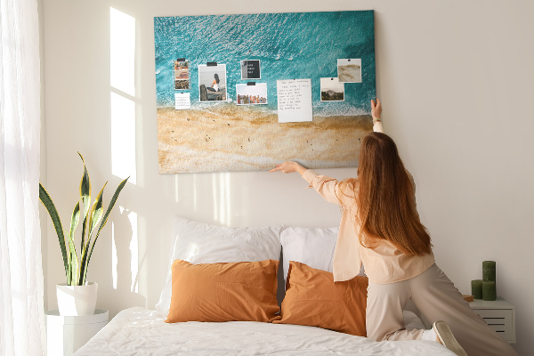Tableau affichage liège Plage avec vagues et empreintes de pas