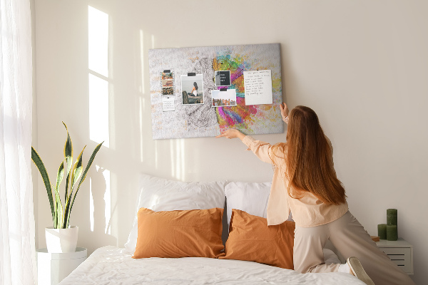 Tableau de liège Un cerveau en couleurs avec un fond créatif
