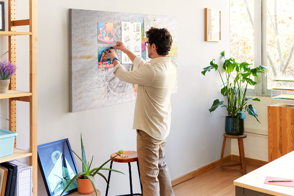 Tableau de liège Un cerveau en couleurs avec un fond créatif