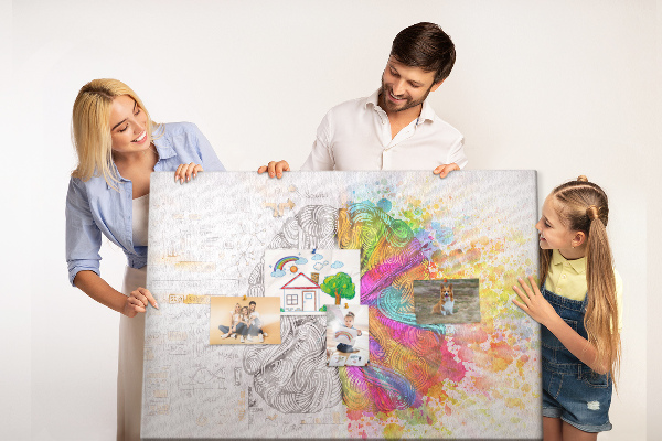 Tableau de liège Un cerveau en couleurs avec un fond créatif