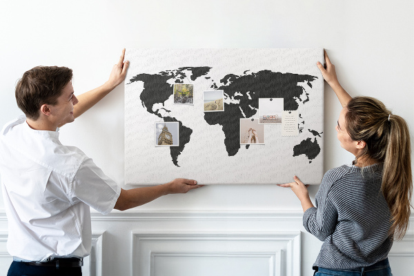 Tableau en liège Le contour noir d'une carte du monde sur le mur