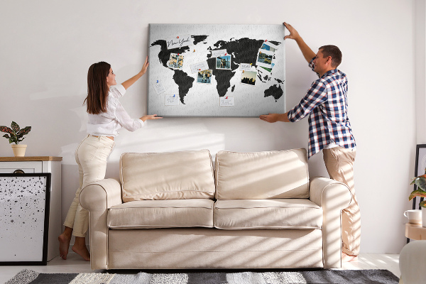 Tableau en liège Le contour noir d'une carte du monde sur le mur