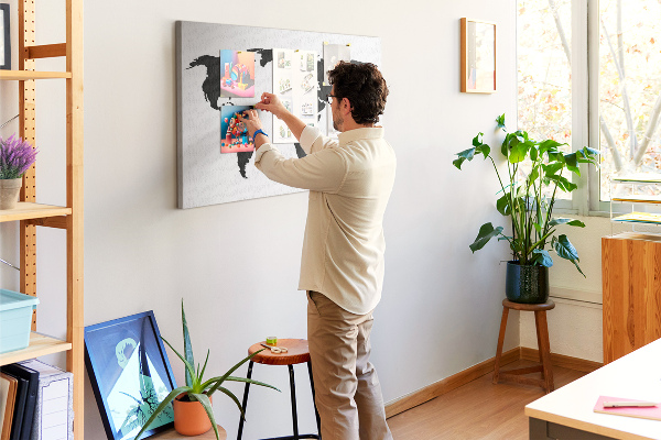 Tableau en liège Le contour noir d'une carte du monde sur le mur