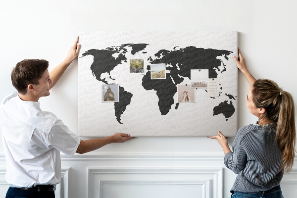 Tableau en liège Le contour noir d'une carte du monde sur le mur