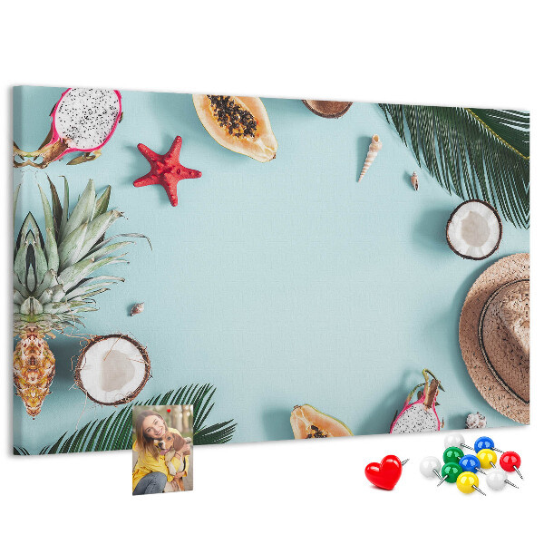 Tableau en liège Fruits tropicaux et accessoires de plage.