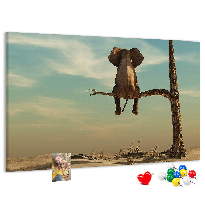 Tableau affichage liège Un éléphant sur une branche dans un paysage désertique