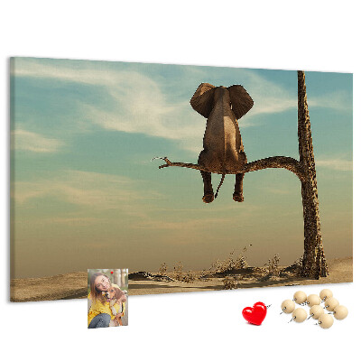 Tableau affichage liège Un éléphant sur une branche dans un paysage désertique