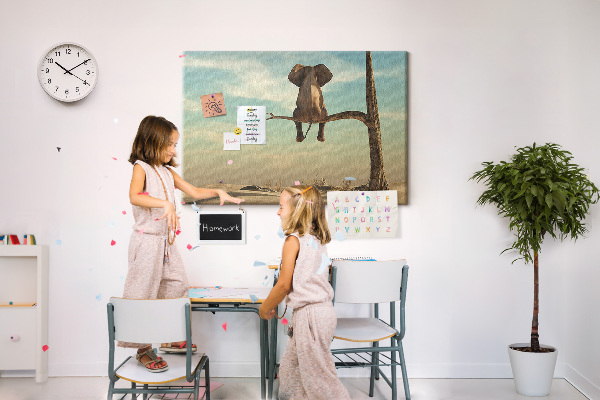 Tableau affichage liège Un éléphant sur une branche dans un paysage désertique