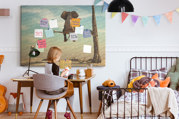 Tableau affichage liège Un éléphant sur une branche dans un paysage désertique