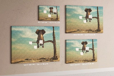 Tableau affichage liège Un éléphant sur une branche dans un paysage désertique
