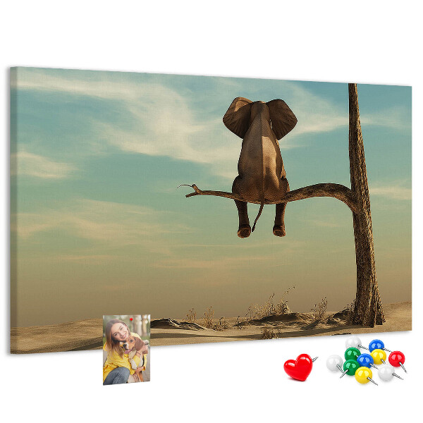 Tableau affichage liège Un éléphant sur une branche dans un paysage désertique
