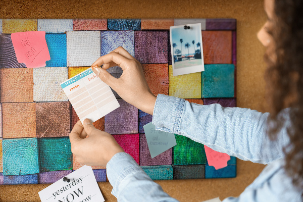 Tableau en liège Carrés colorés dans un motif en bois