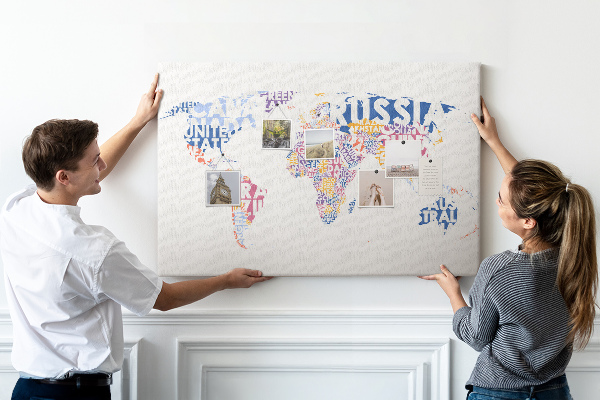 Tableau en liège Carte du monde avec les noms des pays.