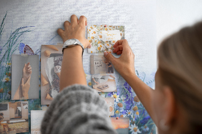 Tableau affichage liège Motif de prairie avec papillon et fleurs.