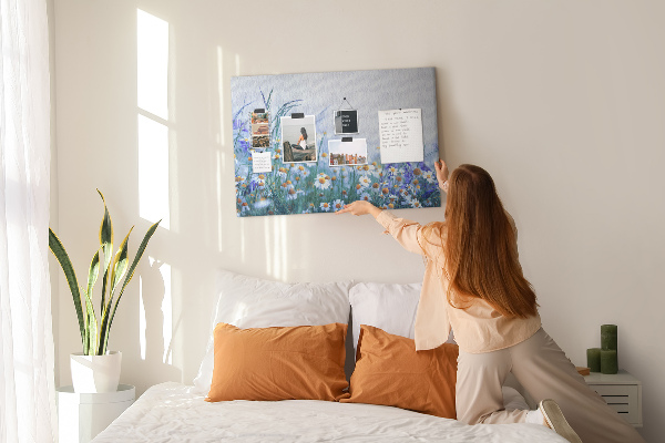 Tableau affichage liège Motif de prairie avec papillon et fleurs.