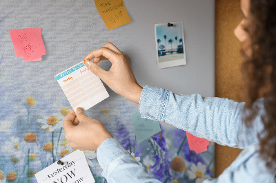 Tableau affichage liège Motif de prairie avec papillon et fleurs.