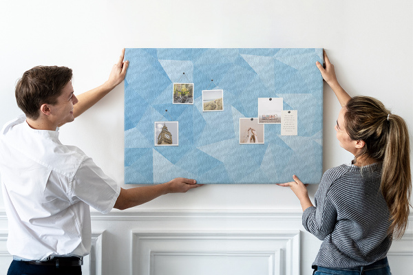 Tableau en liège Triangles géométriques bleus dans des nuances