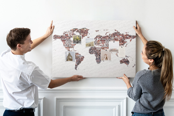 Tableau de liège Le monde sur fond de mur de briques