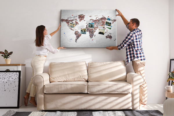 Tableau de liège Le monde sur fond de mur de briques
