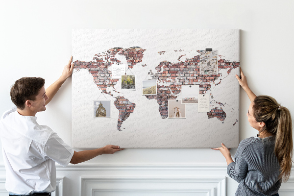 Tableau de liège Le monde sur fond de mur de briques