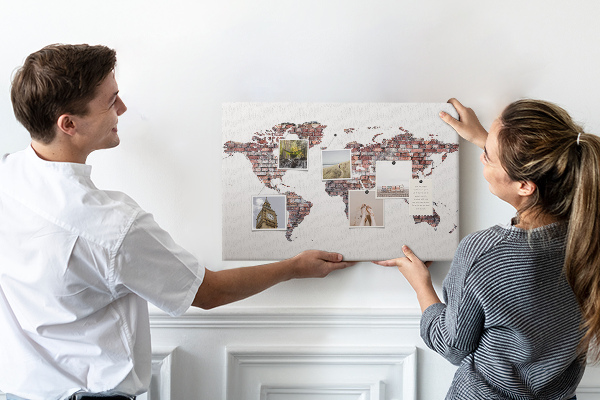 Tableau de liège Le monde sur fond de mur de briques