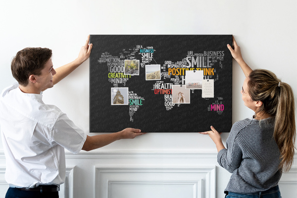 Tableau affichage liège Carte du monde avec des slogans motivants.