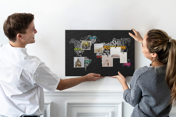 Tableau affichage liège Carte du monde avec des slogans motivants.