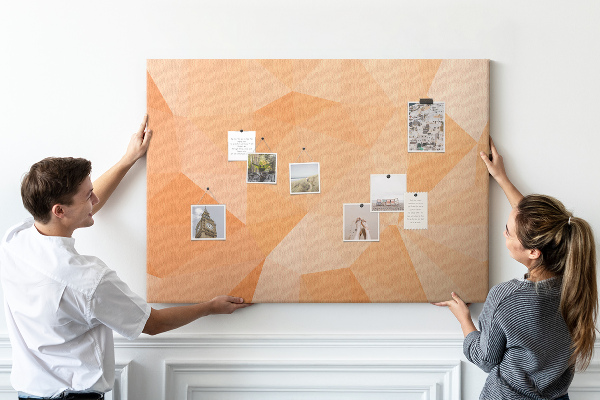 Tableau en liège Nuances géométriques d'orange dans des triangles