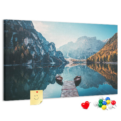 Tableau affichage liège Le paysage montagneux se reflète dans le lac