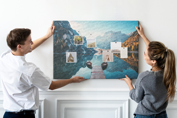 Tableau affichage liège Le paysage montagneux se reflète dans le lac