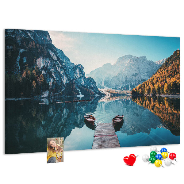 Tableau affichage liège Le paysage montagneux se reflète dans le lac