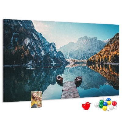 Tableau affichage liège Le paysage montagneux se reflète dans le lac