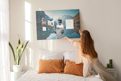 Tableau affichage liège Le paysage montagneux se reflète dans le lac