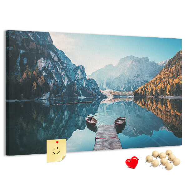 Tableau affichage liège Le paysage montagneux se reflète dans le lac