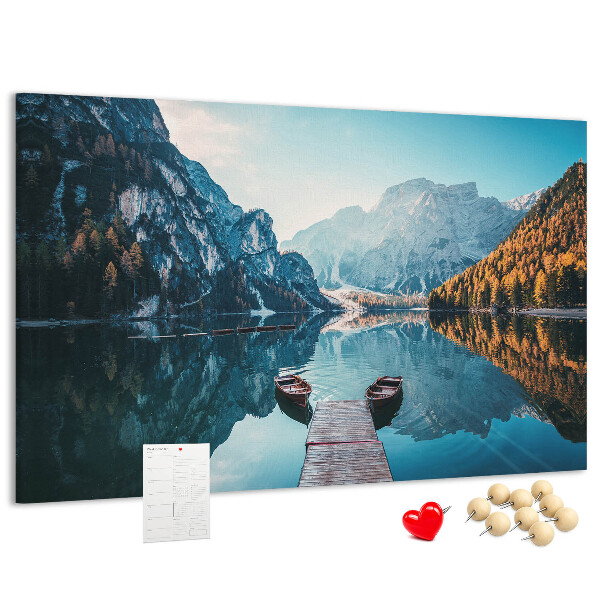 Tableau affichage liège Le paysage montagneux se reflète dans le lac