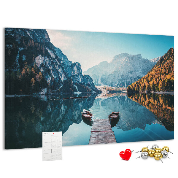 Tableau affichage liège Le paysage montagneux se reflète dans le lac