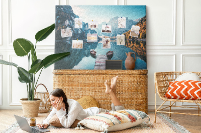 Tableau affichage liège Le paysage montagneux se reflète dans le lac