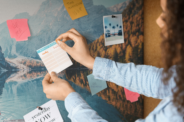 Tableau affichage liège Le paysage montagneux se reflète dans le lac