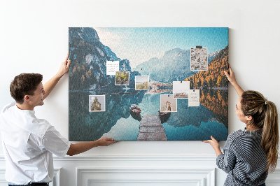 Tableau affichage liège Le paysage montagneux se reflète dans le lac