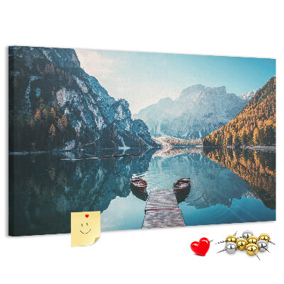 Tableau affichage liège Le paysage montagneux se reflète dans le lac